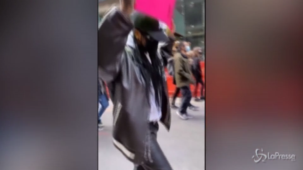 “Stop all’odio contro gli asiatici”, Rihanna in incognito tra i manifestanti a NY “Stop all’odio contro gli asiatici”, Rihanna in incognito tra i manifestanti a NY