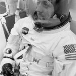 L'astronauta John L Swigert jr pilota del modulo di comando per la missione Apollo 13.