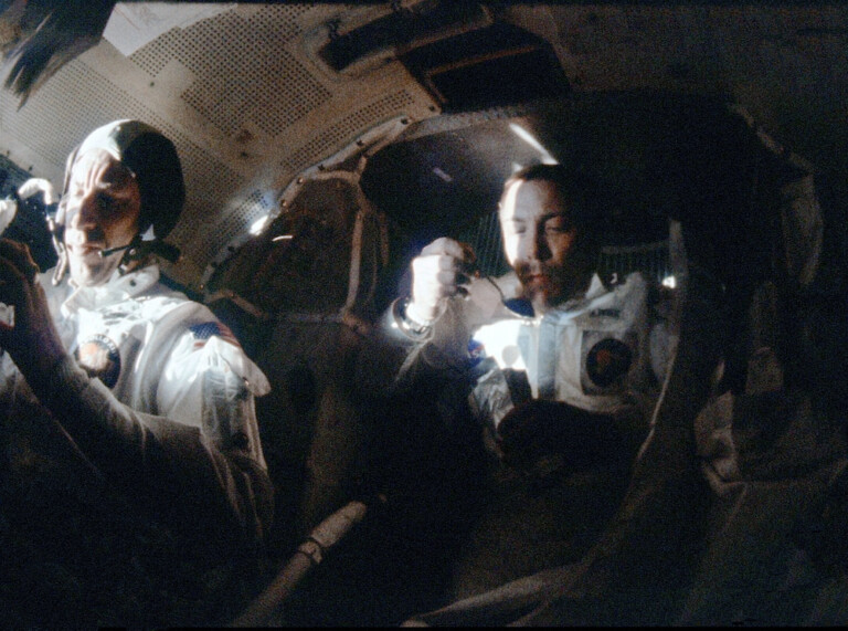 L'astronauta della NASA Jim Lovell (a sinistra) e Jack Swigert mangiano nel LM