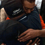 Tiger Woods abbraccia suo padre