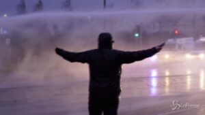 Polizia usa gli idranti contro i manifestanti