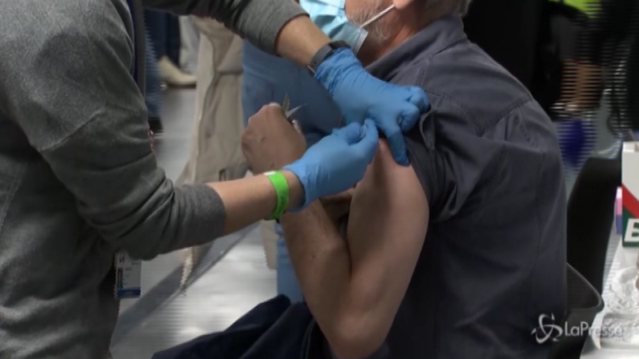 Spagna, vaccinazioni di massa al Palazzo dello Sport della Comunità di Madrid