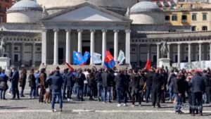 assemblea degli operai in piazza Plebiscito