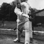 Filippe Mountbatten, pochi mesi prima del matrimonio con Elisabetta, gioca a cricket al Petty Officers Training Center