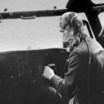 Il Duca di Edimburgo controlla un aereo militare di trasporto Blackburn