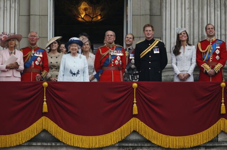 June 14, 2014 La famiglia reale sul balcone di Buckingham Palace per assistere alla tradizionale Sfilata della Bandiera (AP Photo/Lefteris Pitarakis, File)