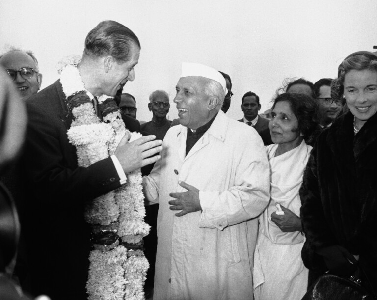 Il primo ministro indiano Jawaharlal Nehru dà il benvenuto a New Delhi al Principe Filippo