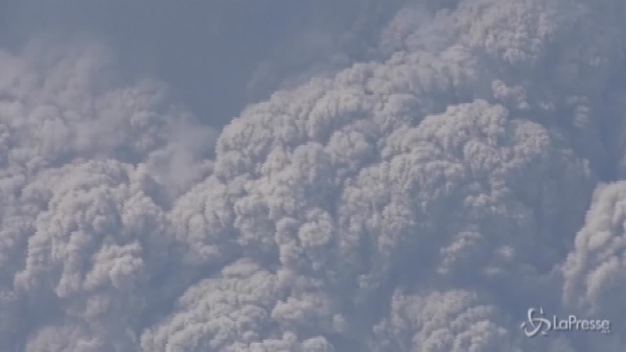 Saint Vincent, erutta il vulcano Soufrière: 16mila evacuati Saint Vincent, erutta il vulcano Soufrière: 16mila evacuati