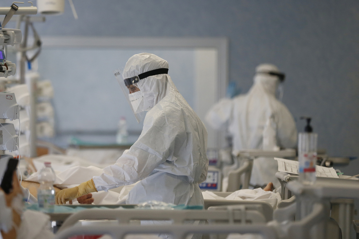 Covid, in calo casi e decessi, ma aumenta tasso positività: è al 5,5%