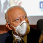 De Luca strappa con il governo: “Dopo gli over 80 non vaccineremo per fasce d’età”. Figliuolo: “No a deroghe”