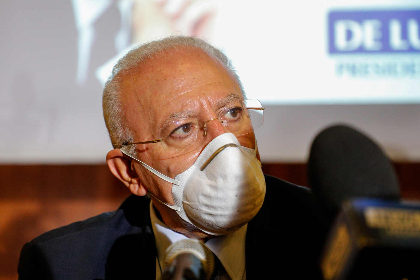 De Luca strappa con il governo: “Dopo gli over 80 non vaccineremo per fasce d’età”. Figliuolo: “No a deroghe”