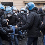 Covid, scontri e bombe carta al sit-in IoApro: 6 fermati e 120 identificati