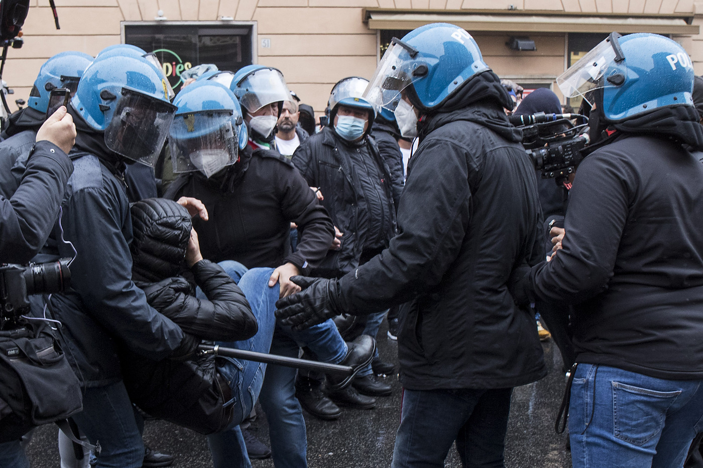 Roma, tafferugli durante la manifestazione dei ristoratori