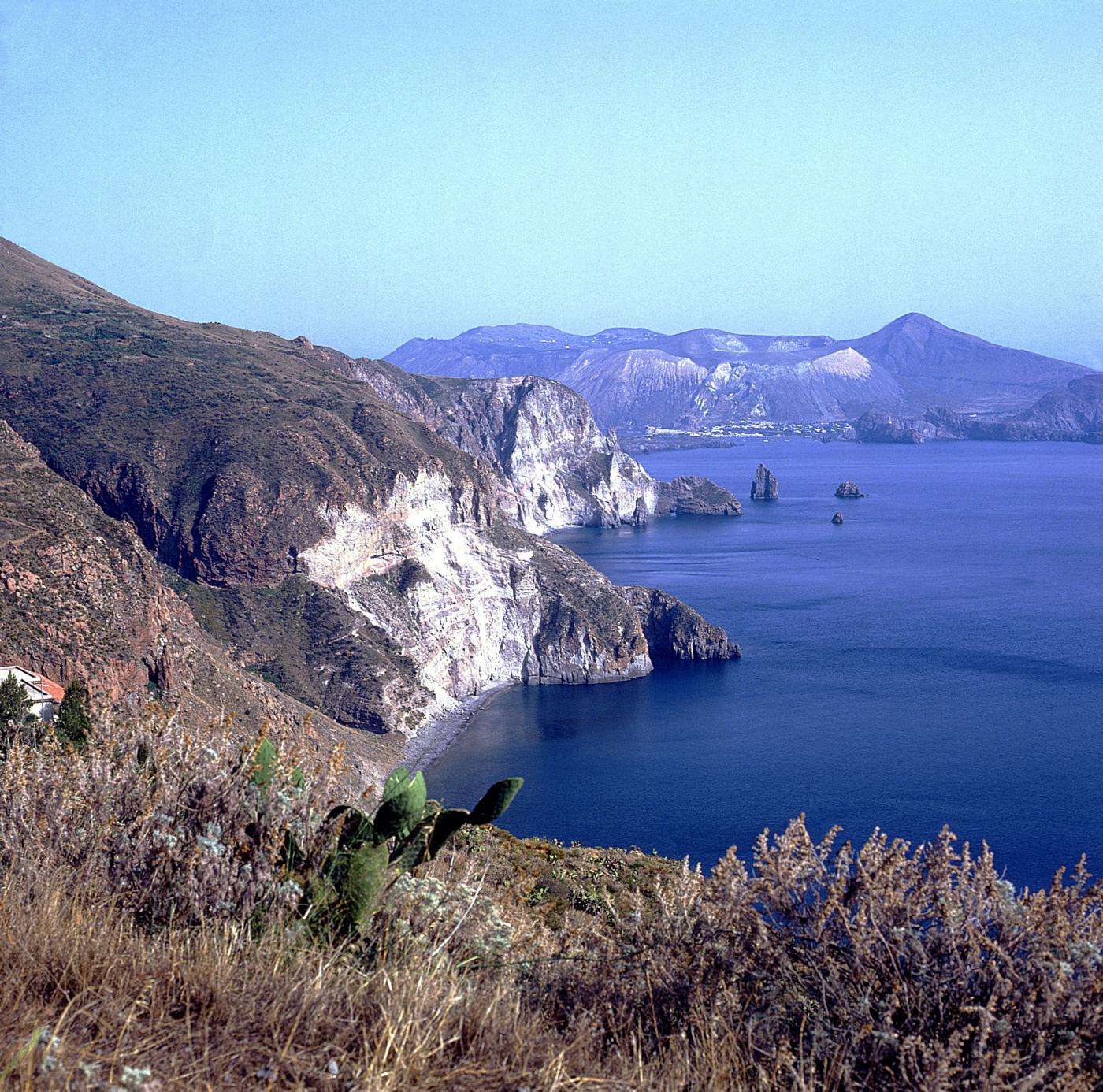 Vaccini, scontro sulle isole Covid free. Bonaccini: “No a privilegi”. Fedriga: “Equità” Vaccini, scontro sulle isole Covid free. Bonaccini: “No a privilegi”. Fedriga: “Equità”