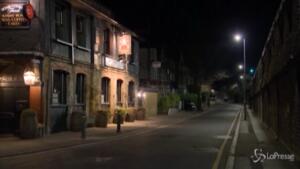 ritorna la gente nei pub allo scoccare della mezzanotte
