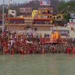 India, bagno nel Gange per i devoti indù