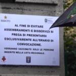 Milano, anziani in coda sotto la pioggia per il vaccino: “Qui da ore, è una vergogna”