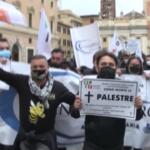 Covid: a Roma la protesta “IoApro”, in corteo manifesti funebri di palestre e piscine