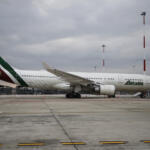 Alitalia, al via la settimana decisiva. Giorgetti: “Braccio di ferro con la Ue”
