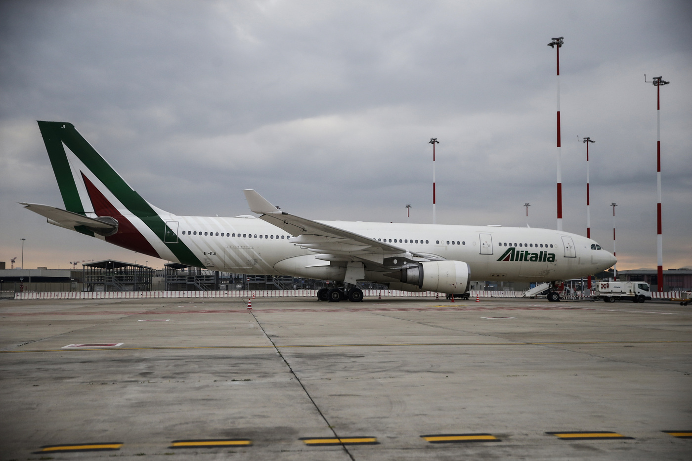 Alitalia, al via la settimana decisiva. Giorgetti: “Braccio di ferro con la Ue”