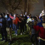 Usa, polizia uccide afroamericano a Minneapolis: notte di scontri in piazza