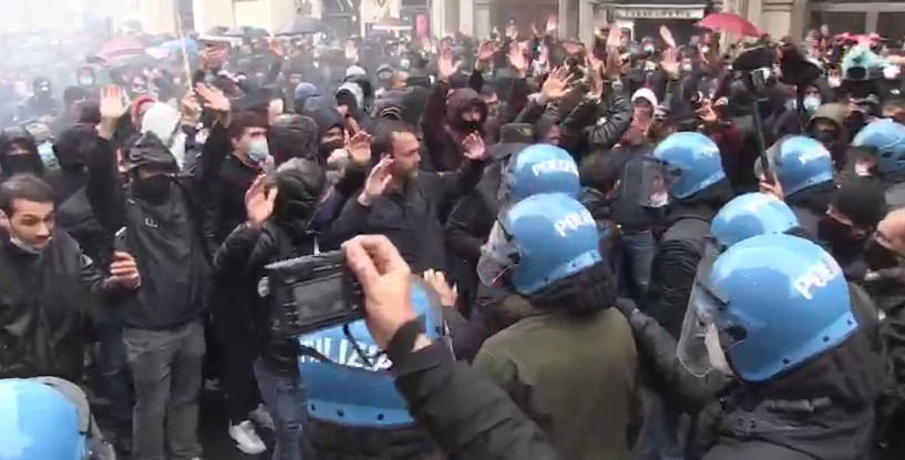 Roma, bottiglie e fumogeni contro i poliziotti alla manifestazione dei ristoratori