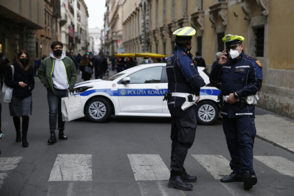 Le vie del Centro affollate di sabato ion zona arancione