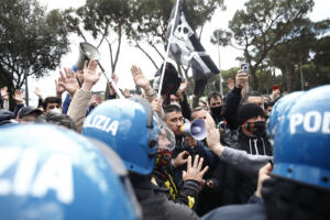 Covid, ancora proteste a Roma e autostrada bloccata. Ristoratori: Vogliamo riaprire