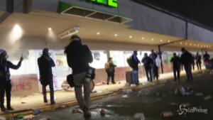 guerriglia urbana nella notte dopo uccisione afroamericano