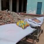 India, ospedali e obitori pieni: i corpi delle vittime del Covid attendono in cortile di essere cremati