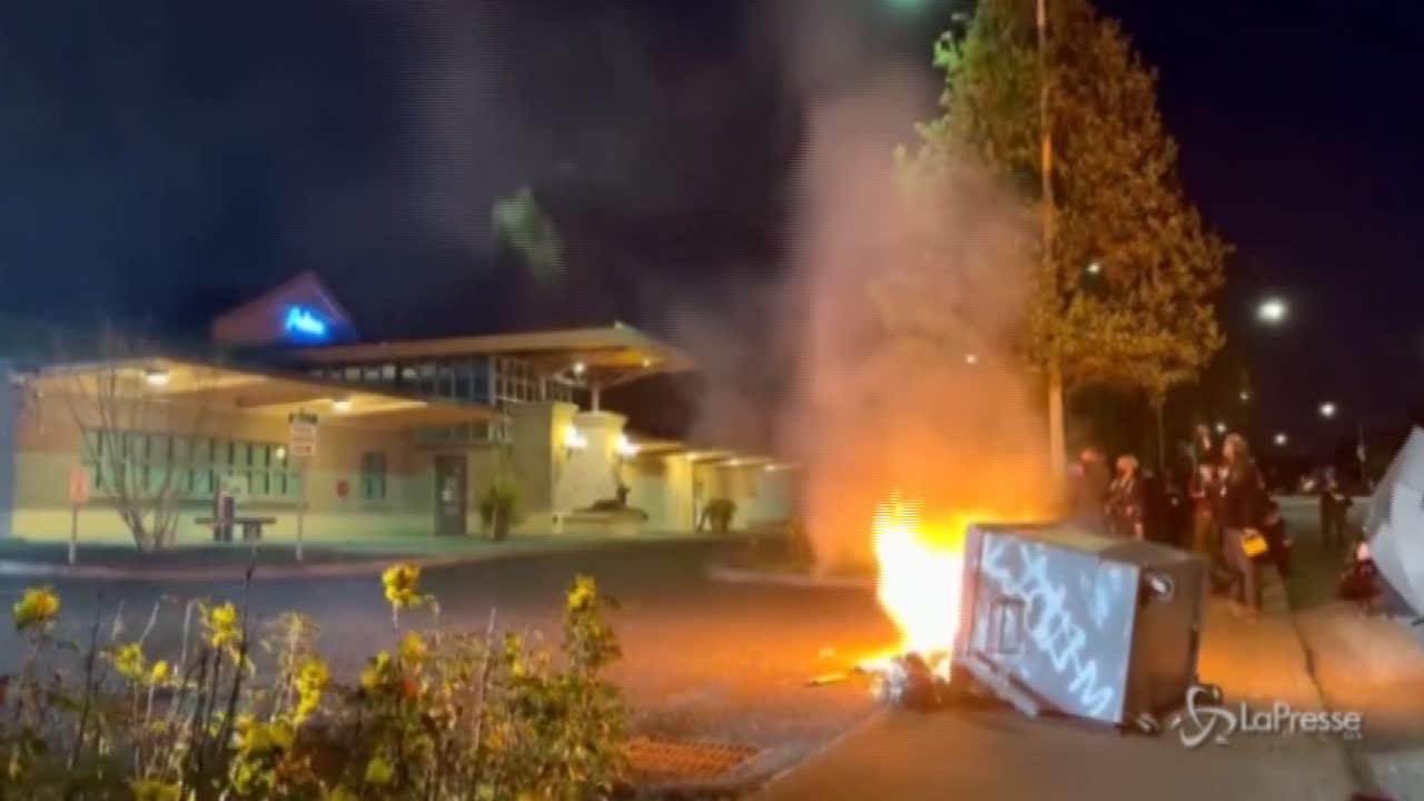 Portland come Minneapolis: fuoco e barricate in città dopo la morte del giovane Daunte Wright