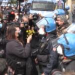 Roma, manifestante dona fiori al poliziotto: “Siamo tutti uguali”
