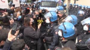 manifestante dona fiori al poliziotto