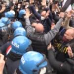 Roma: manifestanti cercano di muoversi in corteo, bloccati dalla polizia