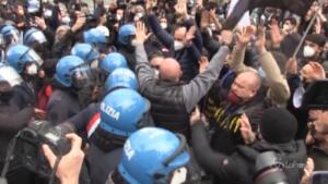 manifestanti cercano di muoversi in corteo, bloccati dalla polizia