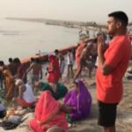 India, centinaia di induisti sul Gange per celebrare il Chaitra Navratri