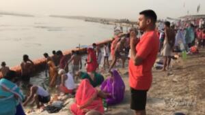induisti sul Gange per celebrare il Chaitra Navratri