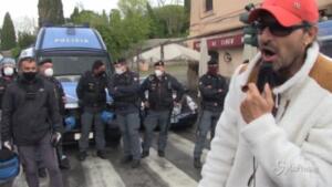 Metroman porta un sorriso tra manifestanti e polizia