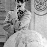 Charlie Chaplin nel film " Il grande dittatore