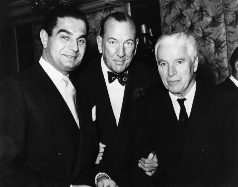 Charlie Chaplin con l'attore Noel Coward e il compositore Sydney Simone.