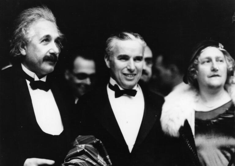 Lo scienziato Albert Einstein con l'attore Charlie Chaplin e moglie