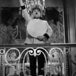Charlie Chaplin nel film " Il grande dittatore "