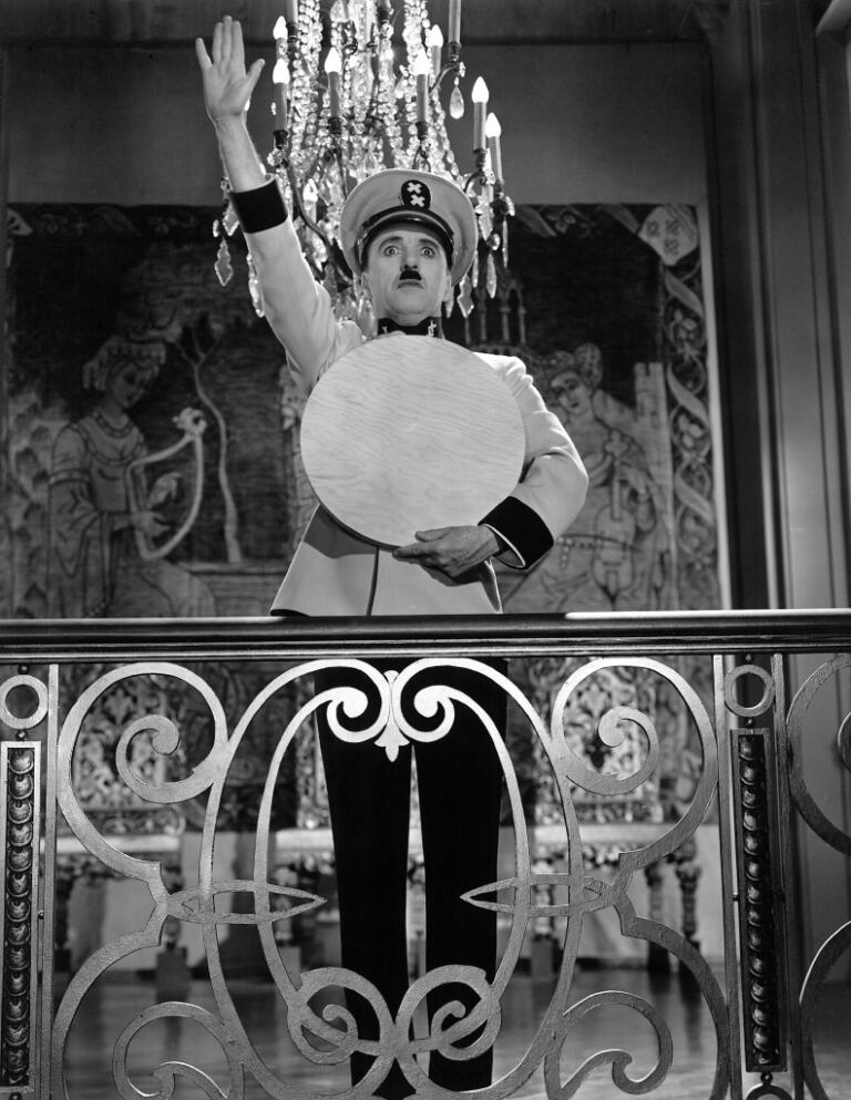 Charlie Chaplin nel film " Il grande dittatore "