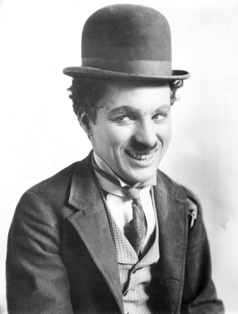 Charlie Chaplin in una scena del film "Una notte fuori"