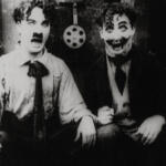Charlie Chaplin in una scena del film "Charlot pompiere"