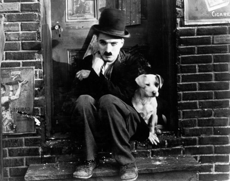 Charlie Chaplin nel film "Vita da cani"