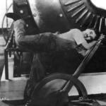 Charlie Chaplin in una scena del film "Tempi moderni"