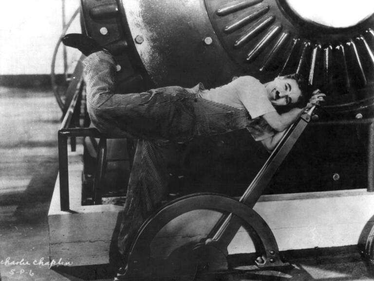 Charlie Chaplin in una scena del film "Tempi moderni"