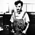 Charlie Chaplin in una scena del film "Tempi moderni"