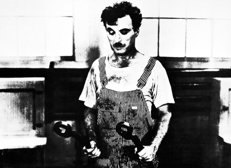 Charlie Chaplin in una scena del film "Tempi moderni"